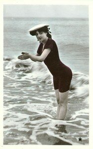 female-postcard-vintage-7704781-o