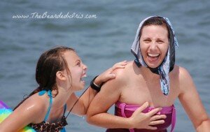 laughing-mother-and-daughter-at-the-beach